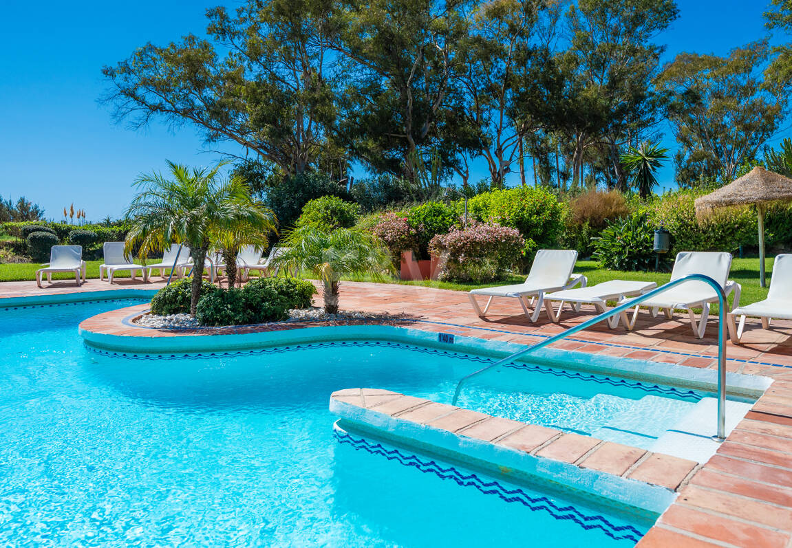 Exklusives Duplex in erster Strandlinie mit privatem Garten und Panoramablick auf das Meer in Marbella