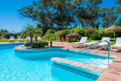 Exklusives Duplex in erster Strandlinie mit privatem Garten und Panoramablick auf das Meer in Marbella