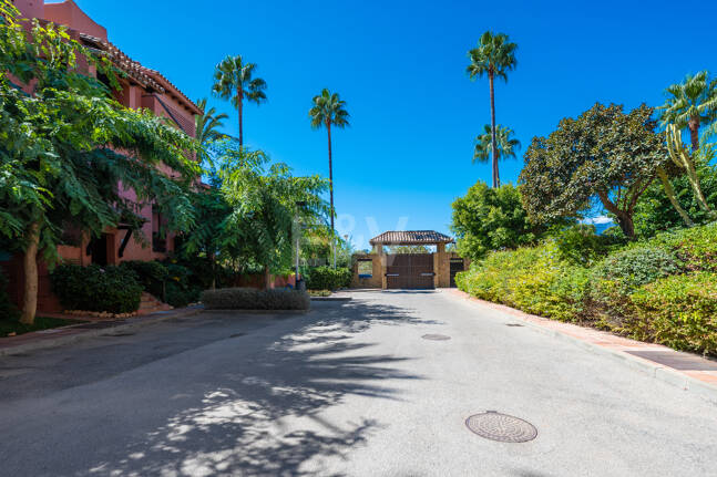 Exklusives Duplex in erster Strandlinie mit privatem Garten und Panoramablick auf das Meer in Marbella