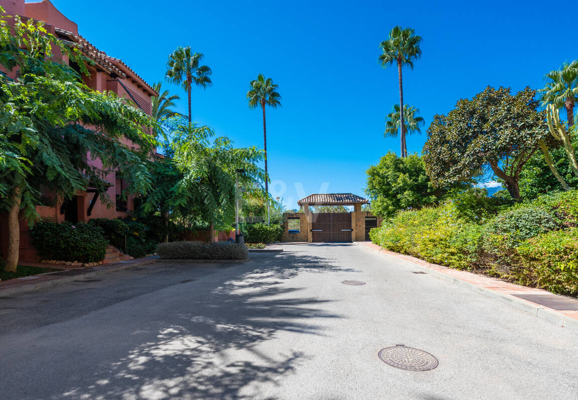 Exklusives Duplex in erster Strandlinie mit privatem Garten und Panoramablick auf das Meer in Marbella