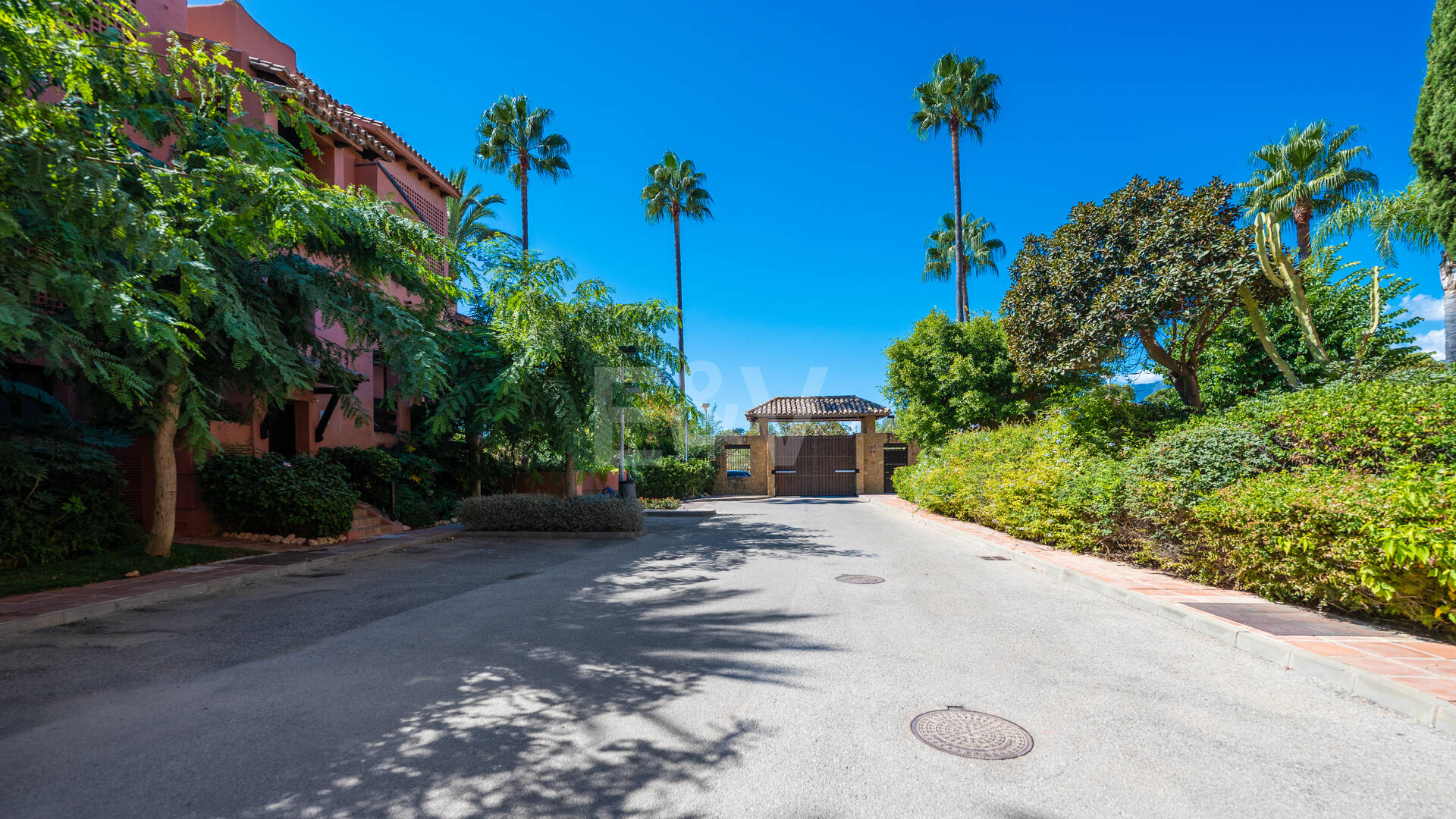 Exklusives Duplex in erster Strandlinie mit privatem Garten und Panoramablick auf das Meer in Marbella