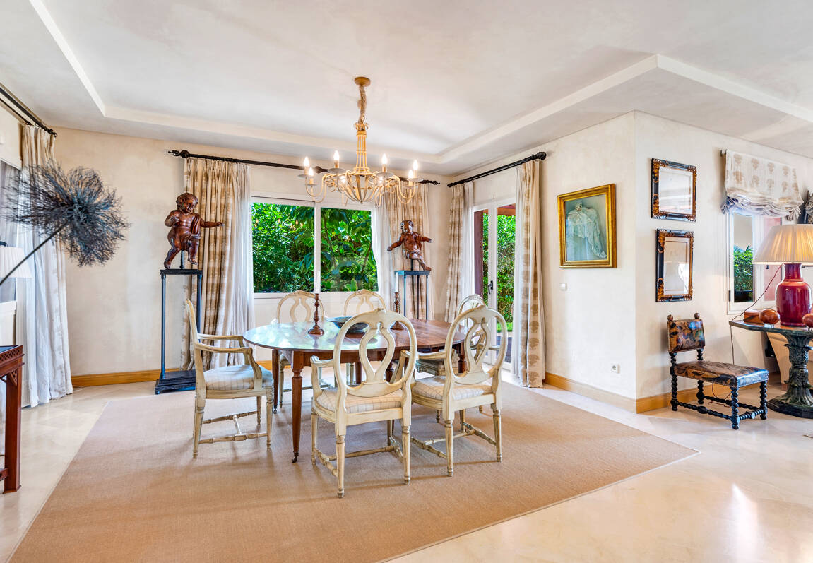 Exklusives Duplex in erster Strandlinie mit privatem Garten und Panoramablick auf das Meer in Marbella