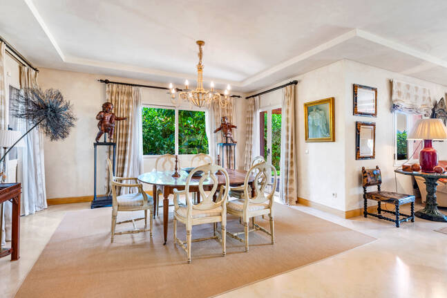 Exklusives Duplex in erster Strandlinie mit privatem Garten und Panoramablick auf das Meer in Marbella