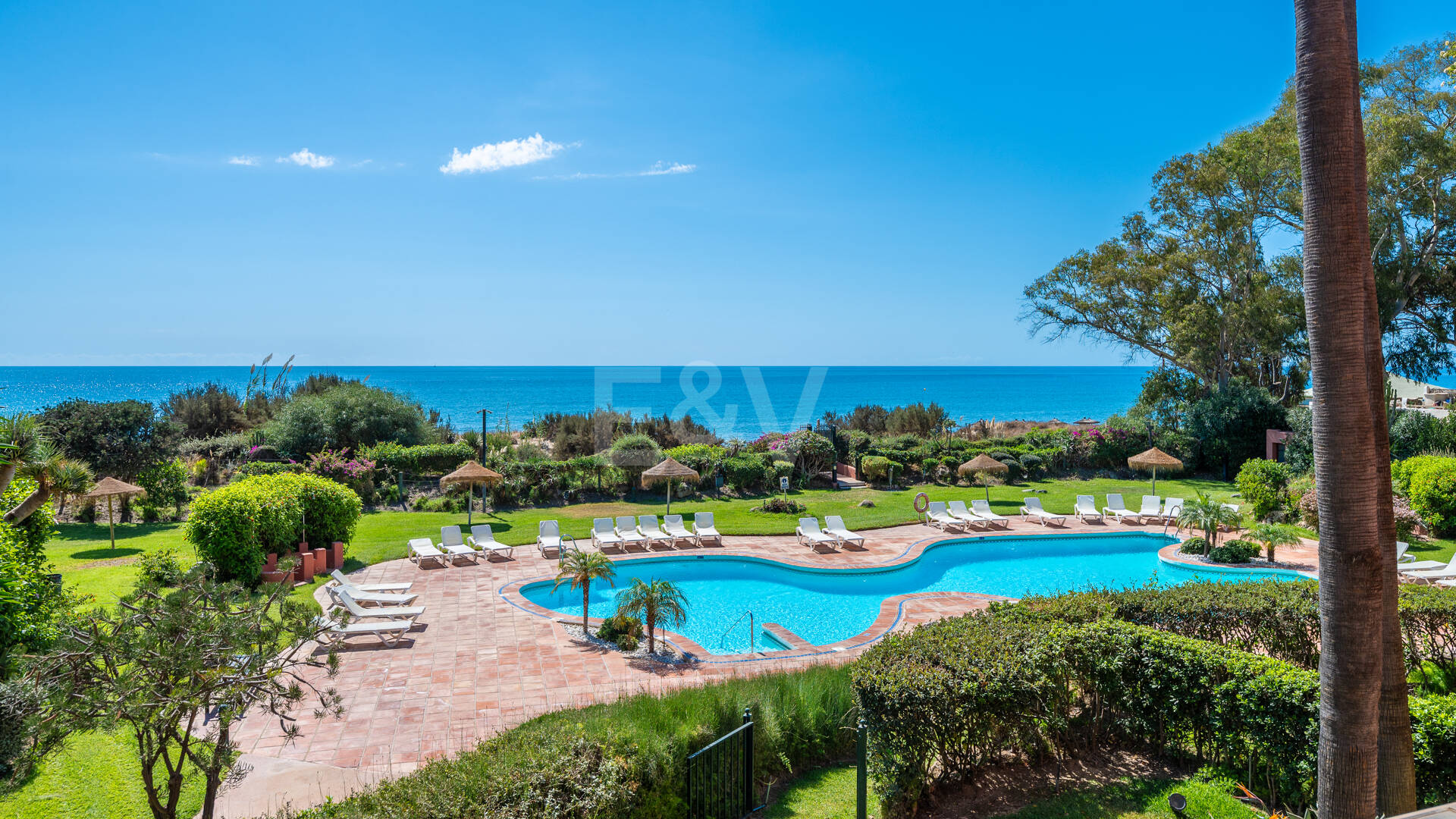 Exklusives Duplex in erster Strandlinie mit privatem Garten und Panoramablick auf das Meer in Marbella