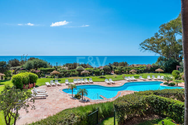 Exklusives Duplex in erster Strandlinie mit privatem Garten und Panoramablick auf das Meer in Marbella