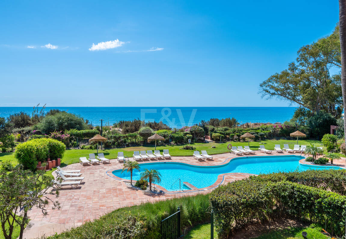 Exklusives Duplex in erster Strandlinie mit privatem Garten und Panoramablick auf das Meer in Marbella