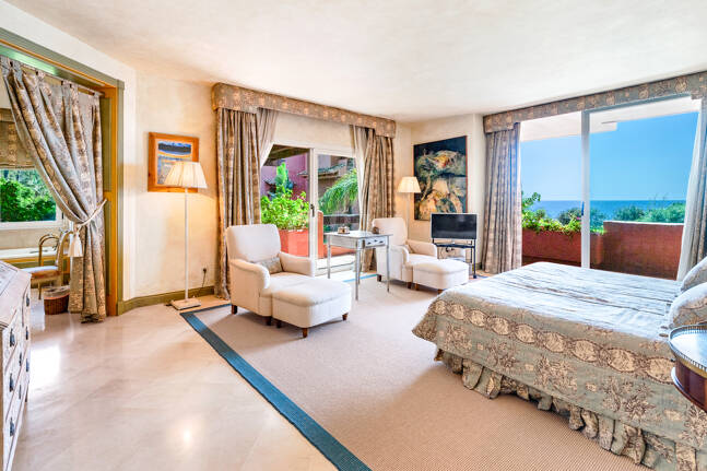 Exklusives Duplex in erster Strandlinie mit privatem Garten und Panoramablick auf das Meer in Marbella