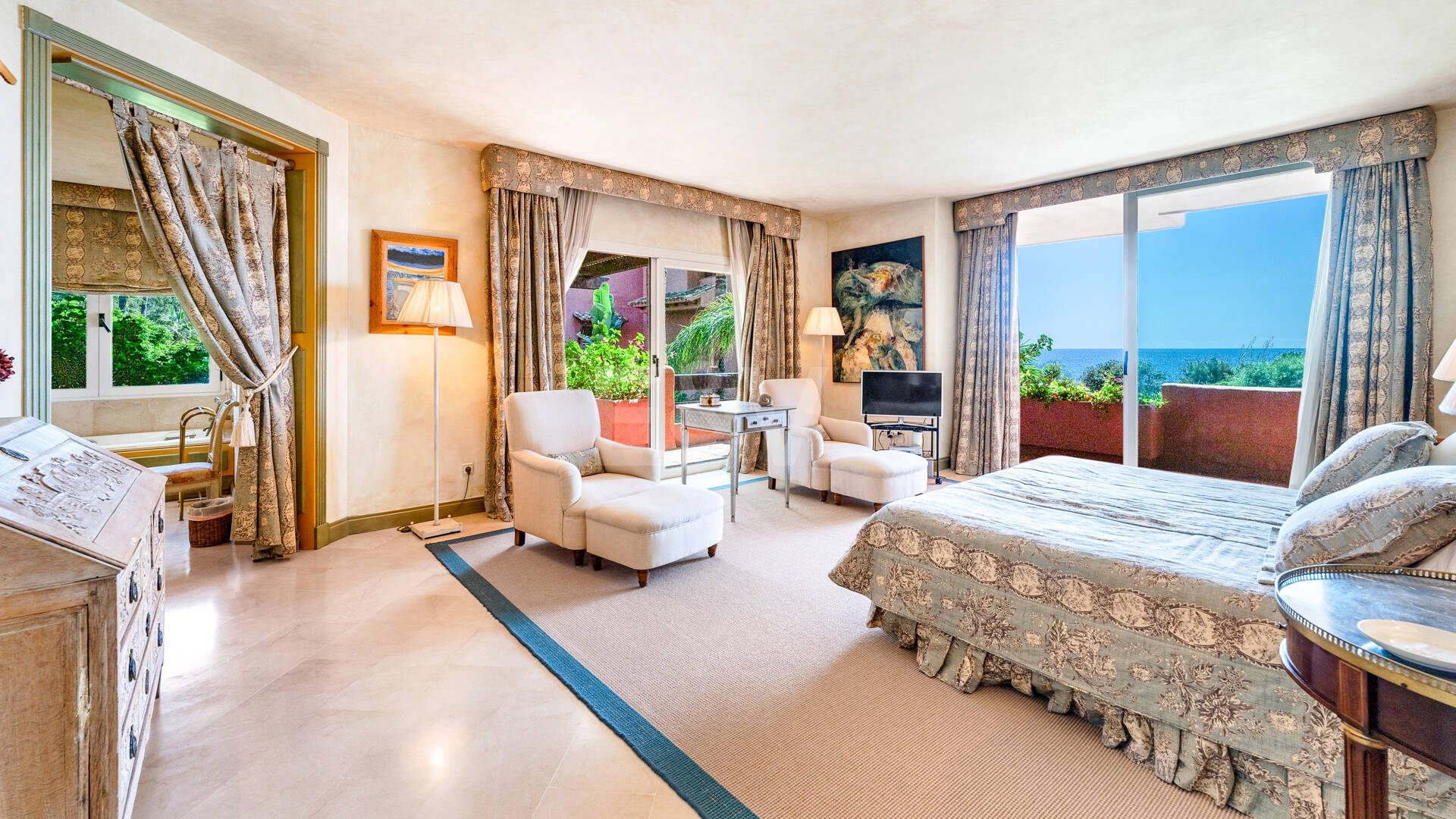 Exklusives Duplex in erster Strandlinie mit privatem Garten und Panoramablick auf das Meer in Marbella