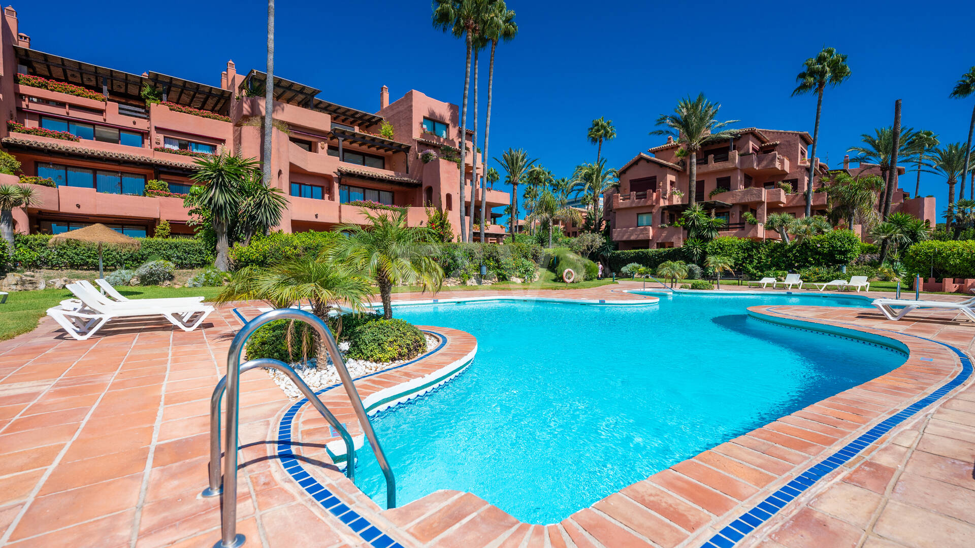 Exklusives Duplex in erster Strandlinie mit privatem Garten und Panoramablick auf das Meer in Marbella