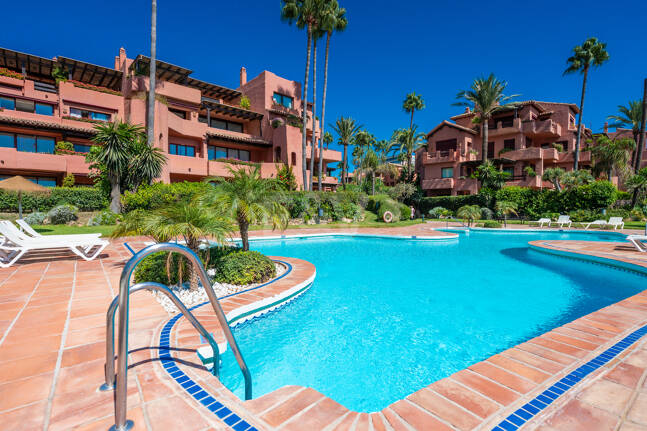 Exklusives Duplex in erster Strandlinie mit privatem Garten und Panoramablick auf das Meer in Marbella