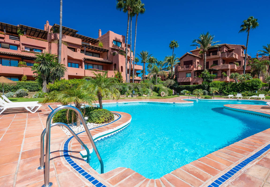 Exklusives Duplex in erster Strandlinie mit privatem Garten und Panoramablick auf das Meer in Marbella