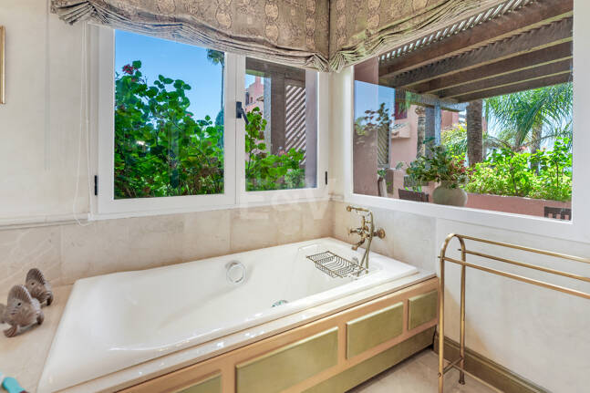 Exklusives Duplex in erster Strandlinie mit privatem Garten und Panoramablick auf das Meer in Marbella