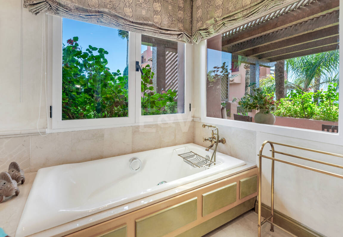 Exklusives Duplex in erster Strandlinie mit privatem Garten und Panoramablick auf das Meer in Marbella