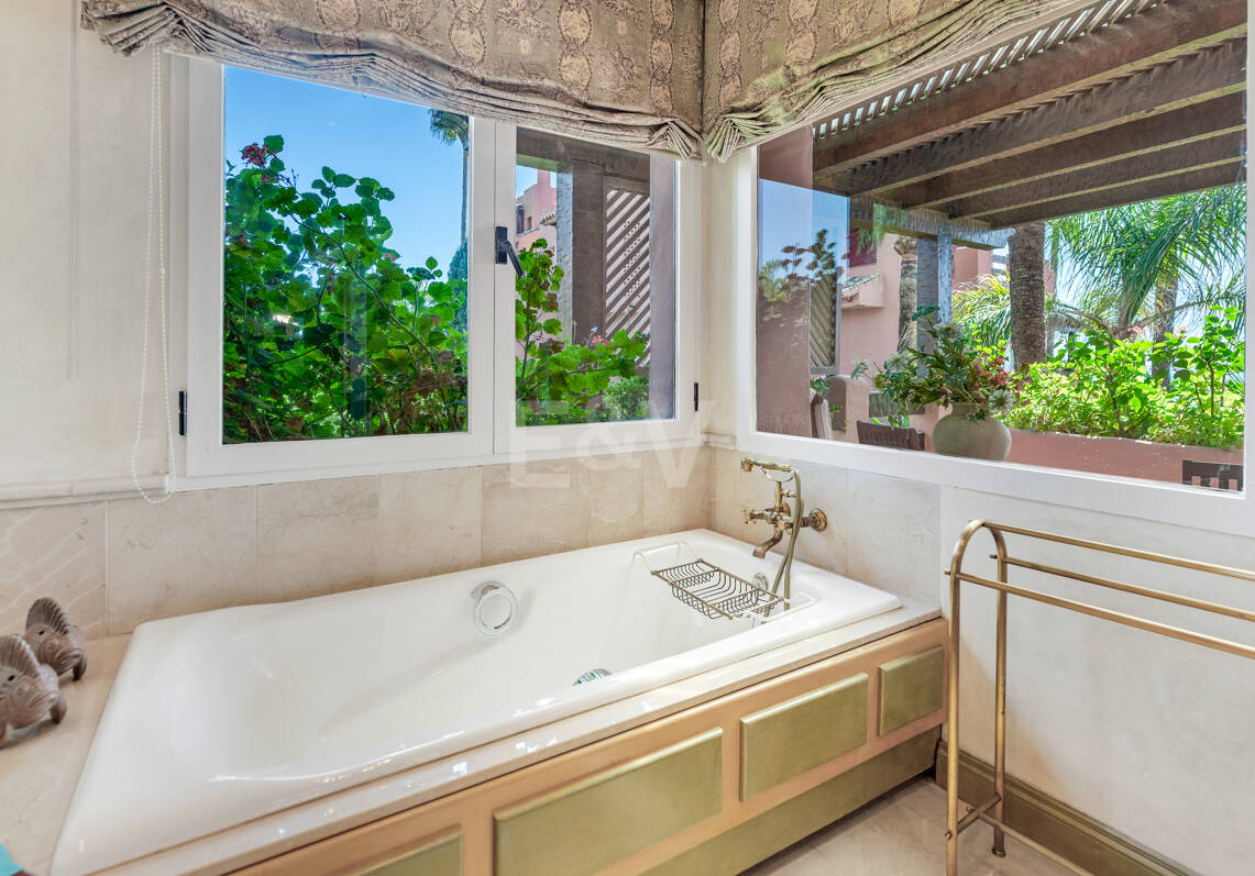 Apartament na parterze do wynajęcia w Alicate Playa, Marbella Wschodnia