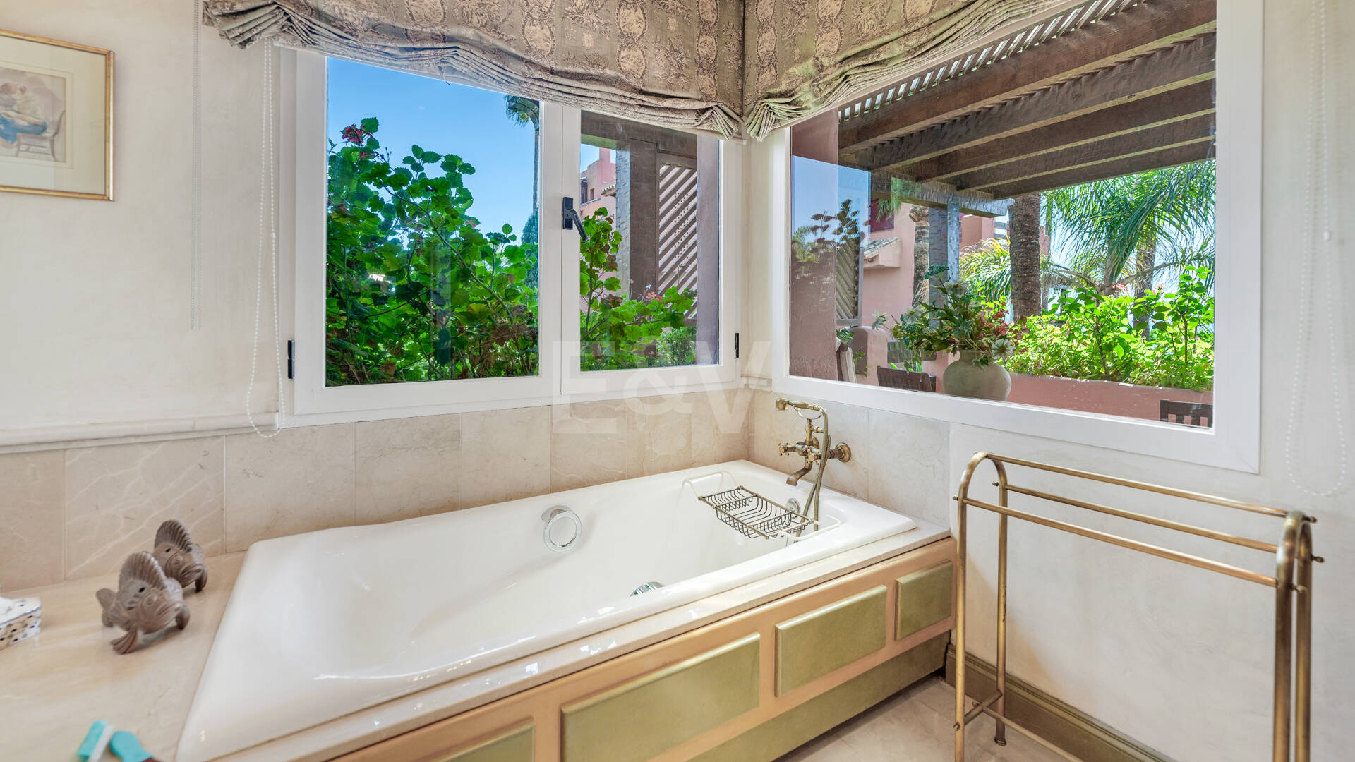 Exklusives Duplex in erster Strandlinie mit privatem Garten und Panoramablick auf das Meer in Marbella