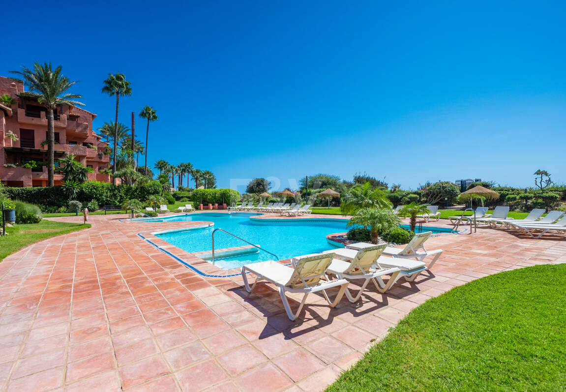Exklusives Duplex in erster Strandlinie mit privatem Garten und Panoramablick auf das Meer in Marbella