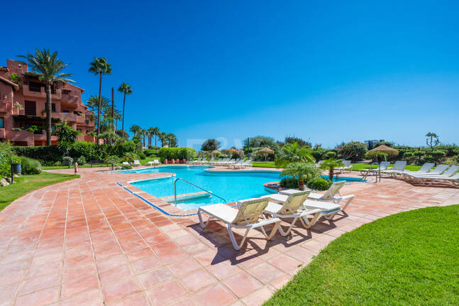 Exklusives Duplex in erster Strandlinie mit privatem Garten und Panoramablick auf das Meer in Marbella