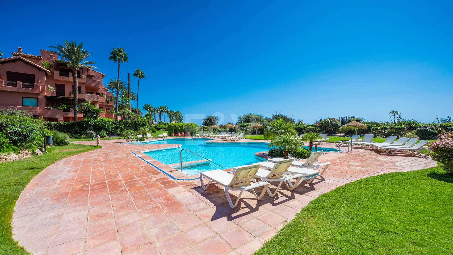 Exklusives Duplex in erster Strandlinie mit privatem Garten und Panoramablick auf das Meer in Marbella