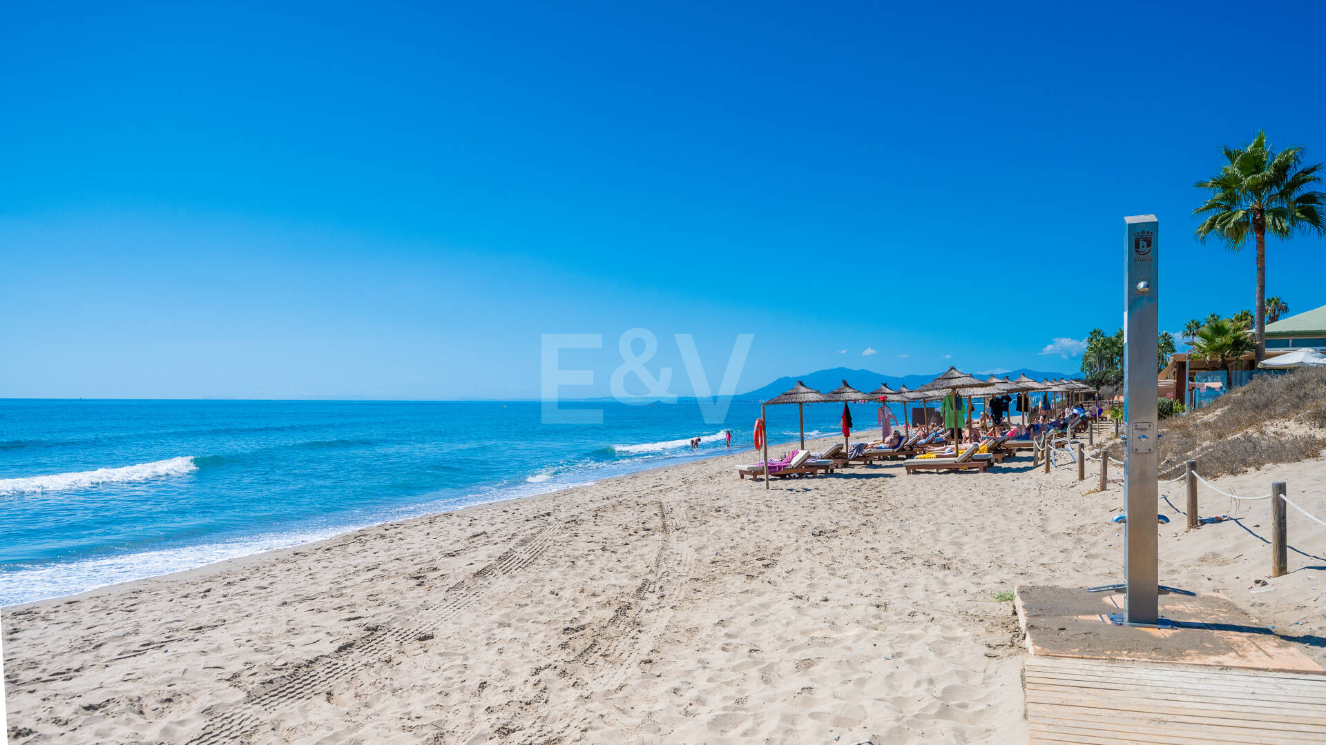 Exklusives Duplex in erster Strandlinie mit privatem Garten und Panoramablick auf das Meer in Marbella
