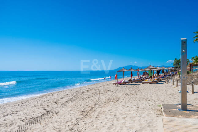 Exklusives Duplex in erster Strandlinie mit privatem Garten und Panoramablick auf das Meer in Marbella