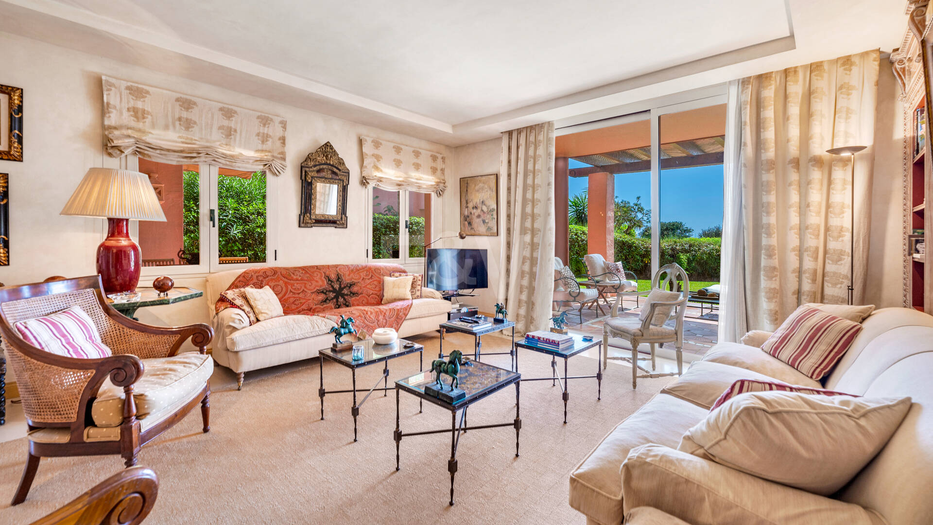 Exklusives Duplex in erster Strandlinie mit privatem Garten und Panoramablick auf das Meer in Marbella