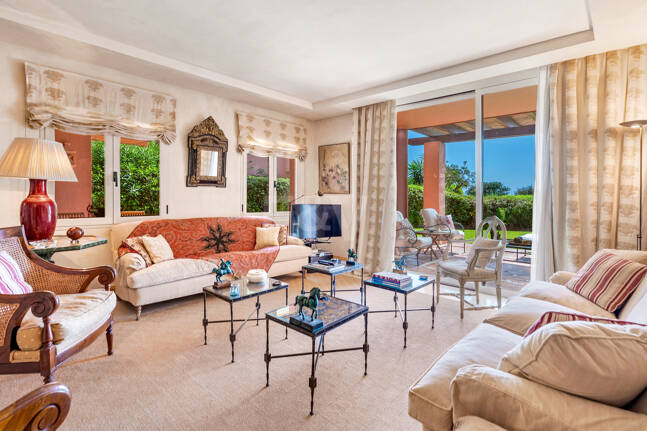 Exklusives Duplex in erster Strandlinie mit privatem Garten und Panoramablick auf das Meer in Marbella