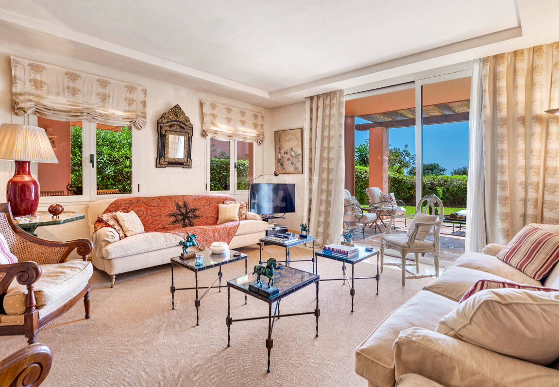 Exklusives Duplex in erster Strandlinie mit privatem Garten und Panoramablick auf das Meer in Marbella