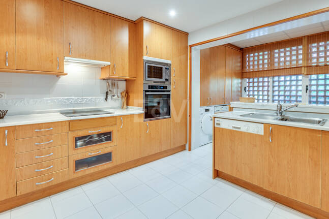 Exklusives Duplex in erster Strandlinie mit privatem Garten und Panoramablick auf das Meer in Marbella