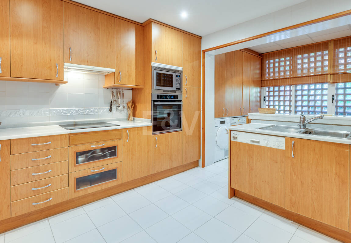 Exklusives Duplex in erster Strandlinie mit privatem Garten und Panoramablick auf das Meer in Marbella