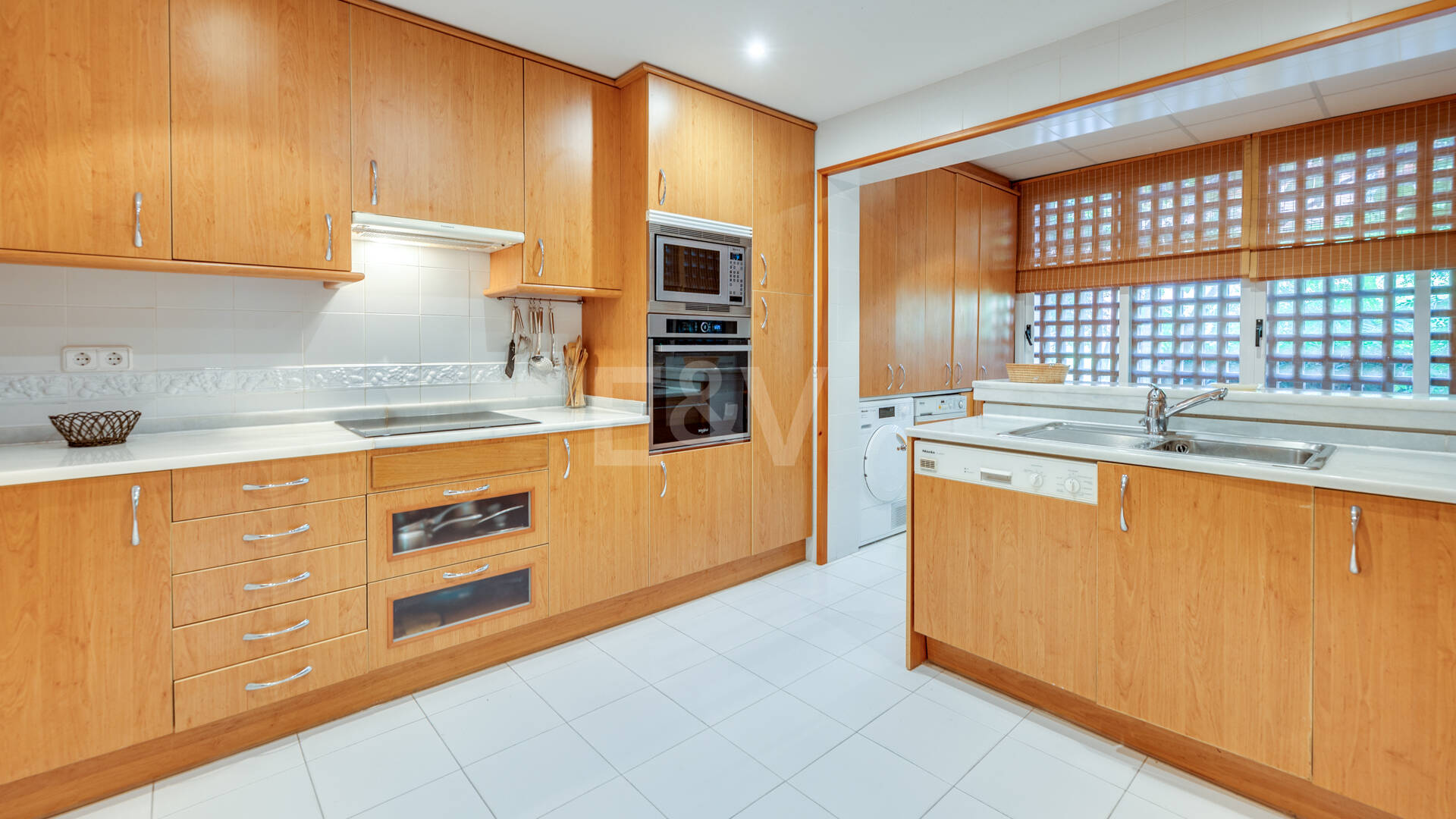 Exklusives Duplex in erster Strandlinie mit privatem Garten und Panoramablick auf das Meer in Marbella