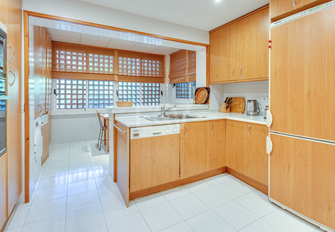 Exklusives Duplex in erster Strandlinie mit privatem Garten und Panoramablick auf das Meer in Marbella