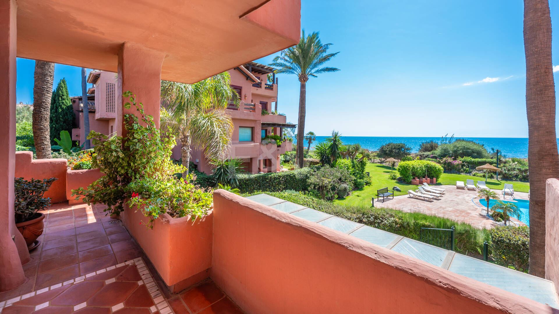 Exklusives Duplex in erster Strandlinie mit privatem Garten und Panoramablick auf das Meer in Marbella