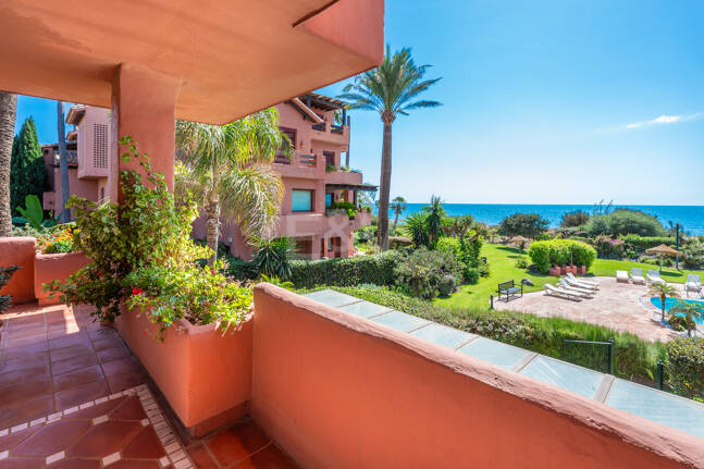 Exklusives Duplex in erster Strandlinie mit privatem Garten und Panoramablick auf das Meer in Marbella