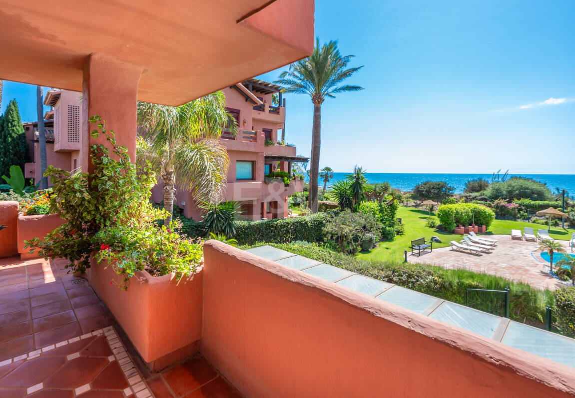 Exklusives Duplex in erster Strandlinie mit privatem Garten und Panoramablick auf das Meer in Marbella