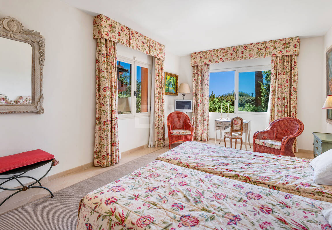 Exklusives Duplex in erster Strandlinie mit privatem Garten und Panoramablick auf das Meer in Marbella