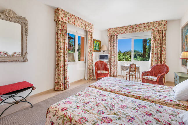 Exklusives Duplex in erster Strandlinie mit privatem Garten und Panoramablick auf das Meer in Marbella