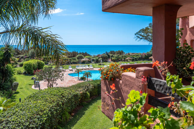 Exklusives Duplex in erster Strandlinie mit privatem Garten und Panoramablick auf das Meer in Marbella