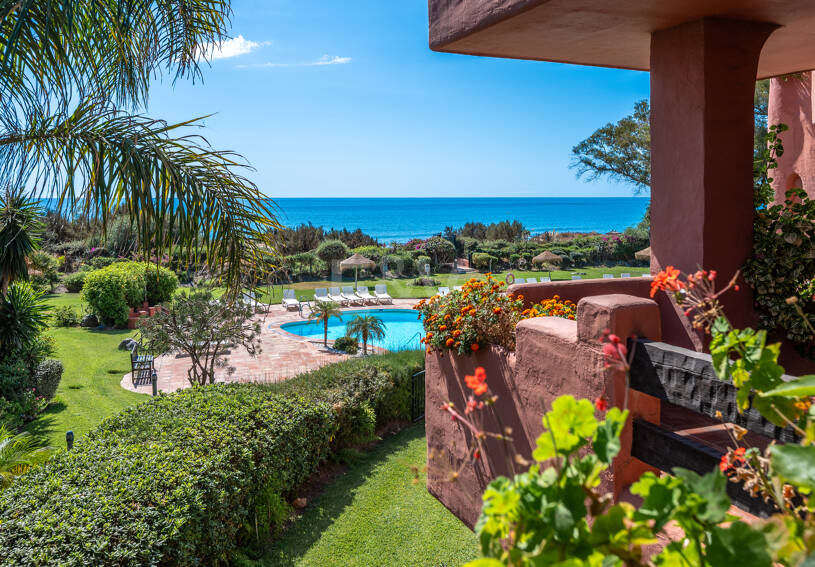 Exklusives Duplex in erster Strandlinie mit privatem Garten und Panoramablick auf das Meer in Marbella