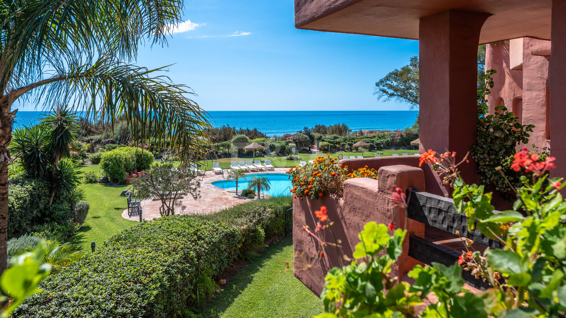 Exklusives Duplex in erster Strandlinie mit privatem Garten und Panoramablick auf das Meer in Marbella