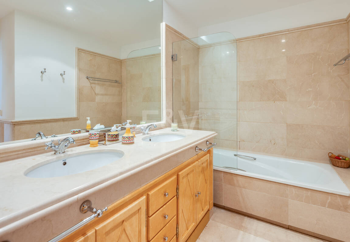 Exklusives Duplex in erster Strandlinie mit privatem Garten und Panoramablick auf das Meer in Marbella