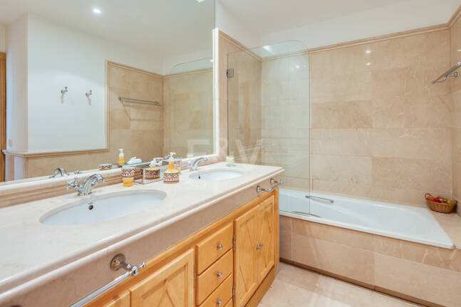 Exklusives Duplex in erster Strandlinie mit privatem Garten und Panoramablick auf das Meer in Marbella