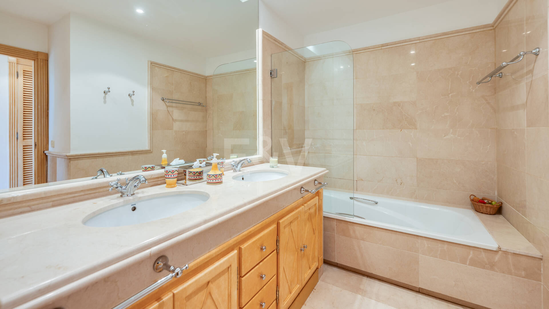 Exklusives Duplex in erster Strandlinie mit privatem Garten und Panoramablick auf das Meer in Marbella