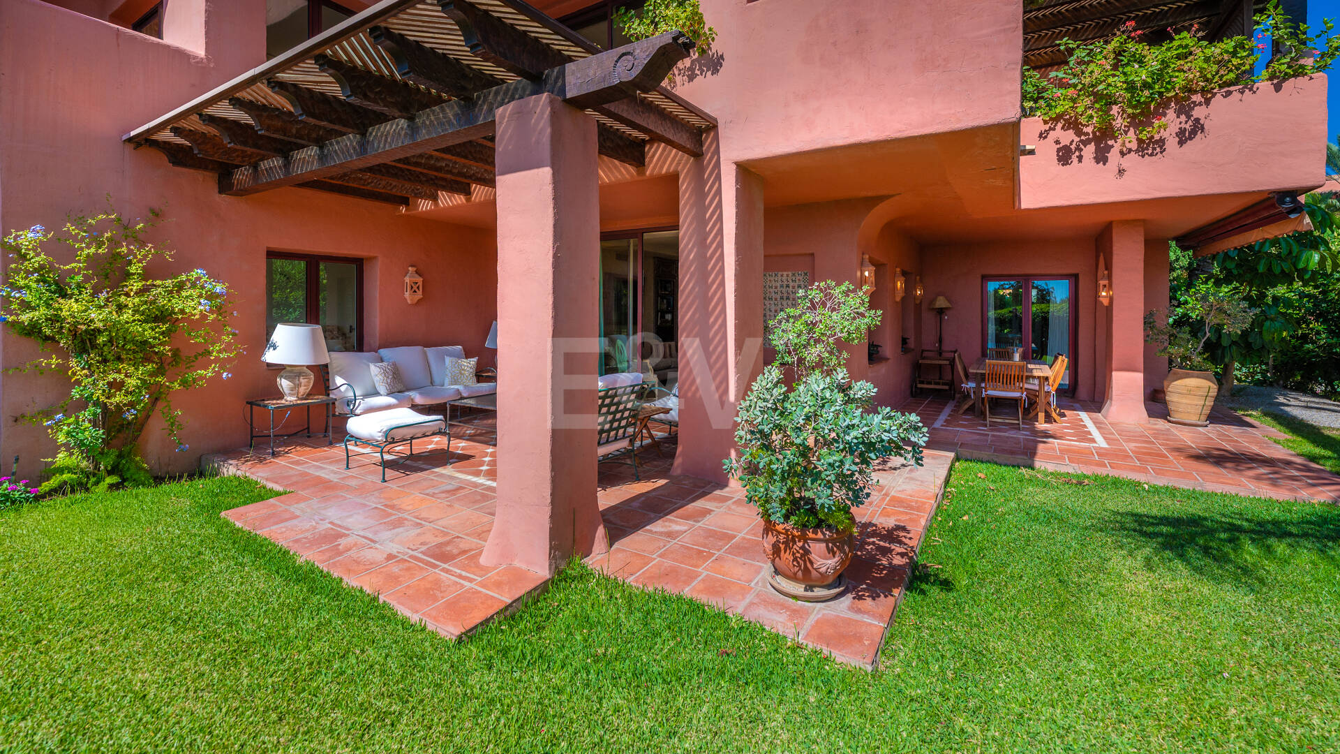 Exklusives Duplex in erster Strandlinie mit privatem Garten und Panoramablick auf das Meer in Marbella