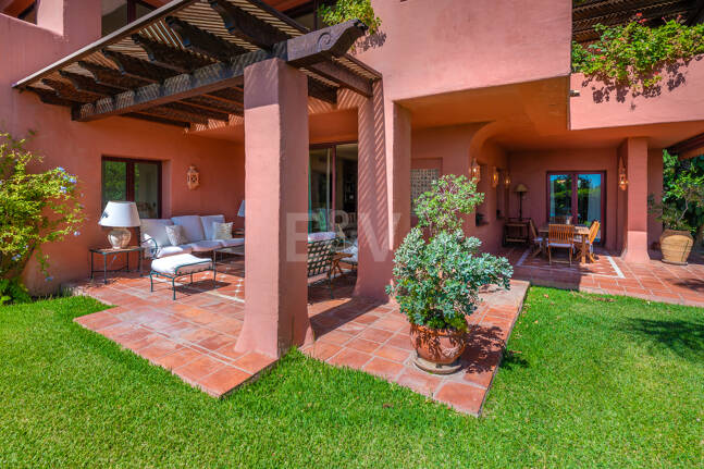 Exklusives Duplex in erster Strandlinie mit privatem Garten und Panoramablick auf das Meer in Marbella