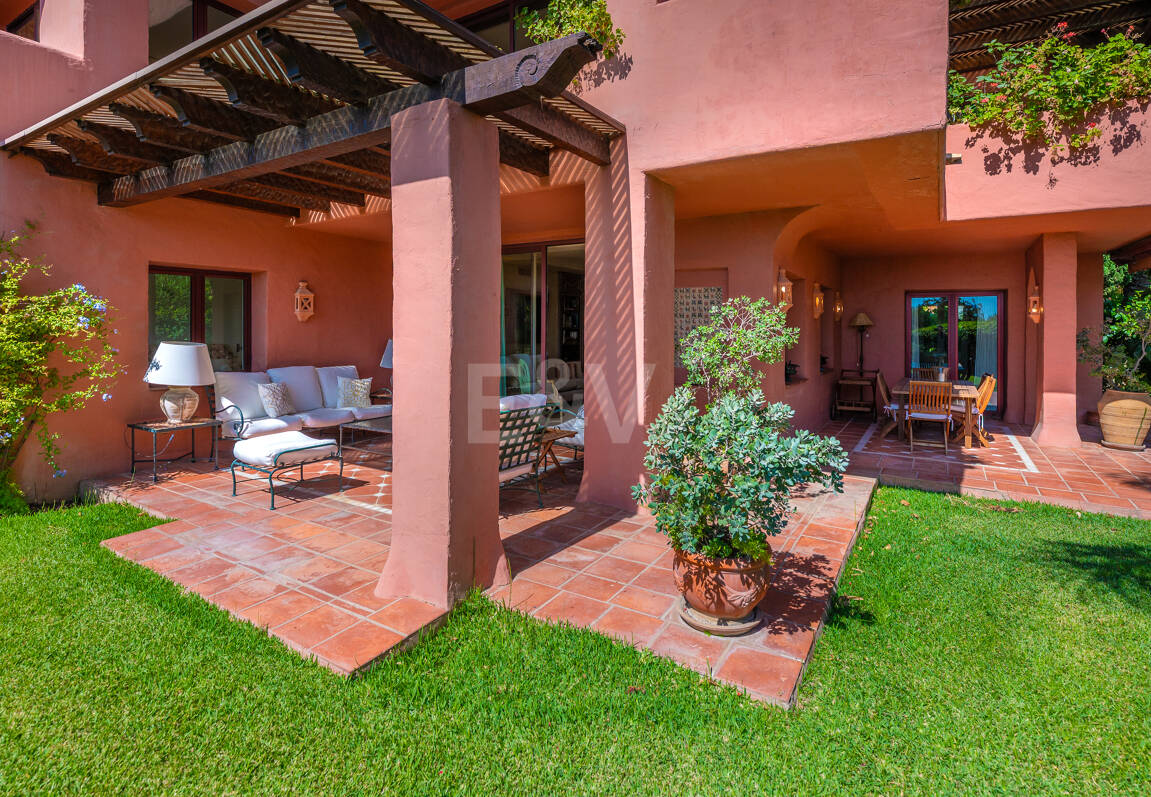 Exklusives Duplex in erster Strandlinie mit privatem Garten und Panoramablick auf das Meer in Marbella