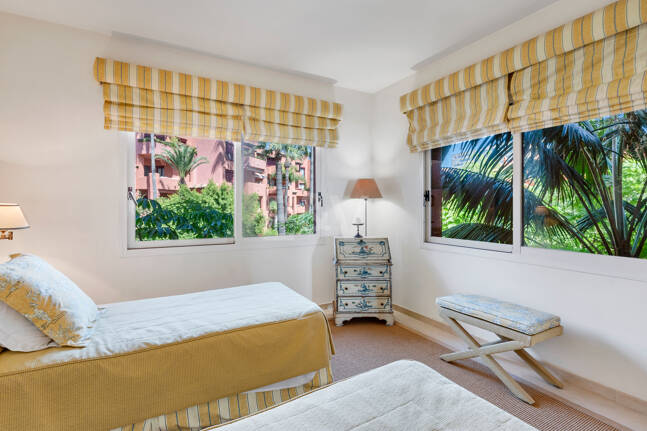 Exklusives Duplex in erster Strandlinie mit privatem Garten und Panoramablick auf das Meer in Marbella