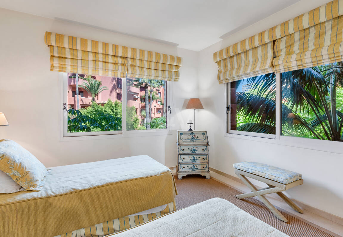 Exklusives Duplex in erster Strandlinie mit privatem Garten und Panoramablick auf das Meer in Marbella