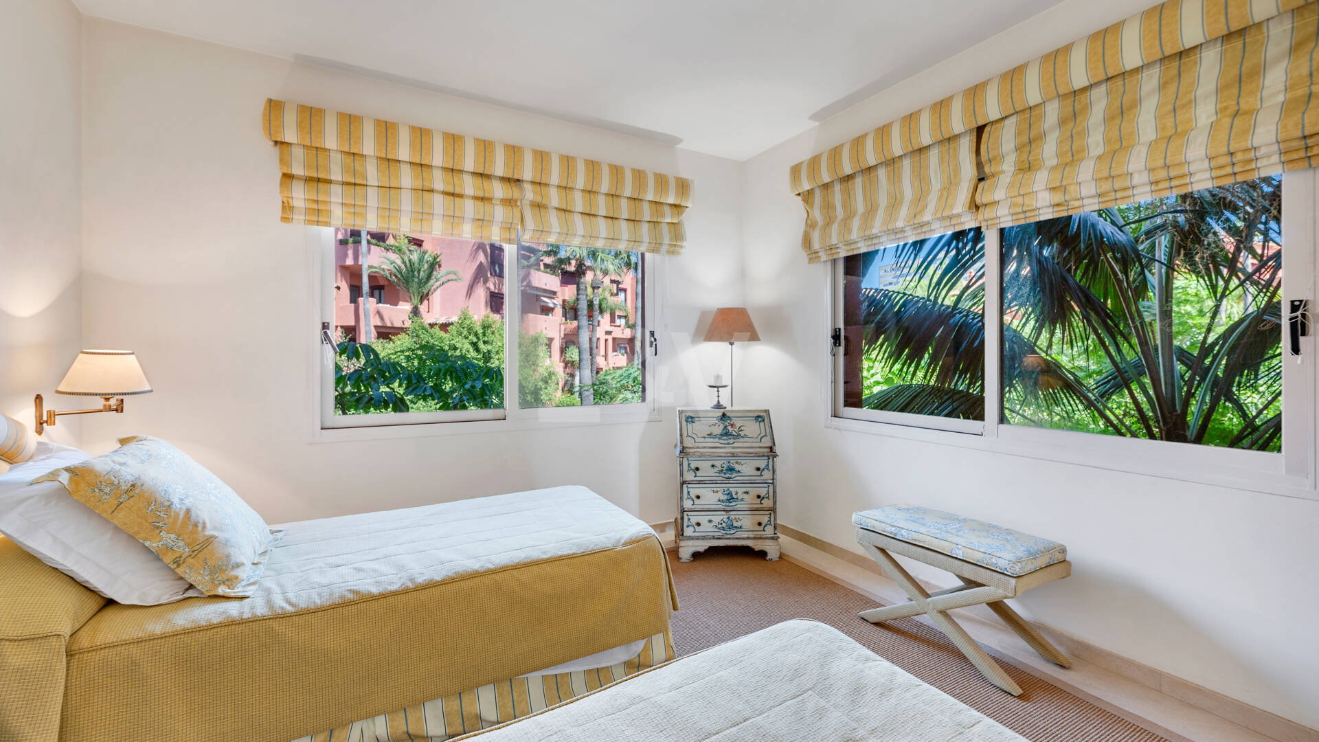 Exklusives Duplex in erster Strandlinie mit privatem Garten und Panoramablick auf das Meer in Marbella