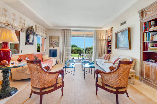 Exklusives Duplex in erster Strandlinie mit privatem Garten und Panoramablick auf das Meer in Marbella