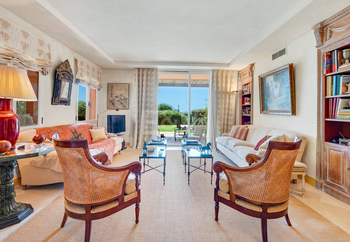 Exklusives Duplex in erster Strandlinie mit privatem Garten und Panoramablick auf das Meer in Marbella